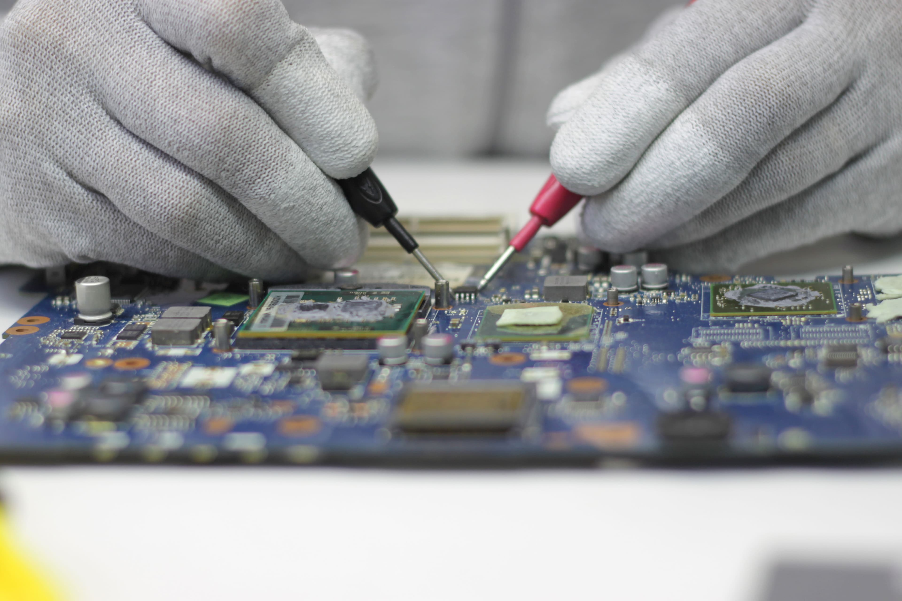 Servicetechniker von Ec-Services bei der Reparatur